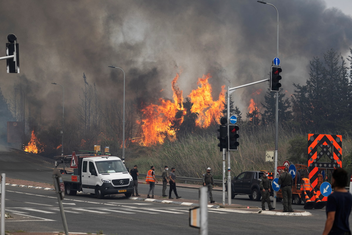 Ισραηλινό προσωπικό ασφαλείας και διάσωσης εργάζεται κοντά στο Latrun στο κεντρικό Ισραήλ, καθώς ξέσπασαν πυρκαγιές λόγω της υπερβολικής ζέστης