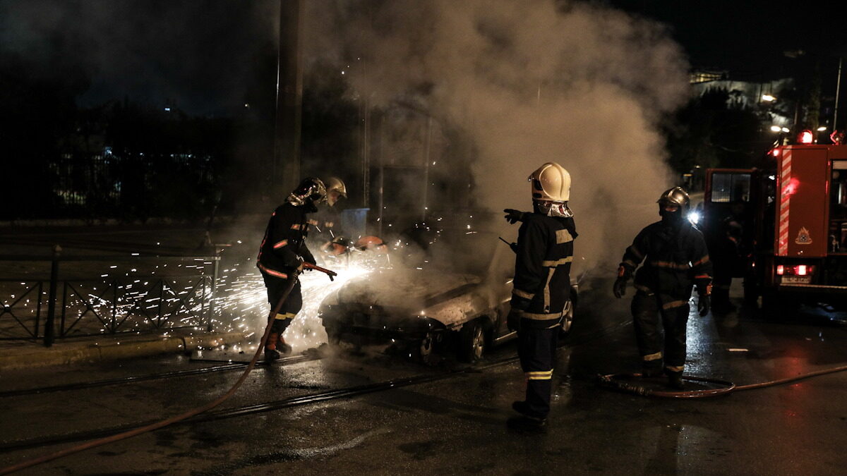 Πυροσβέστες επιχειρούν σε αυτοκίνητο που έχει πιάσει φωτιά