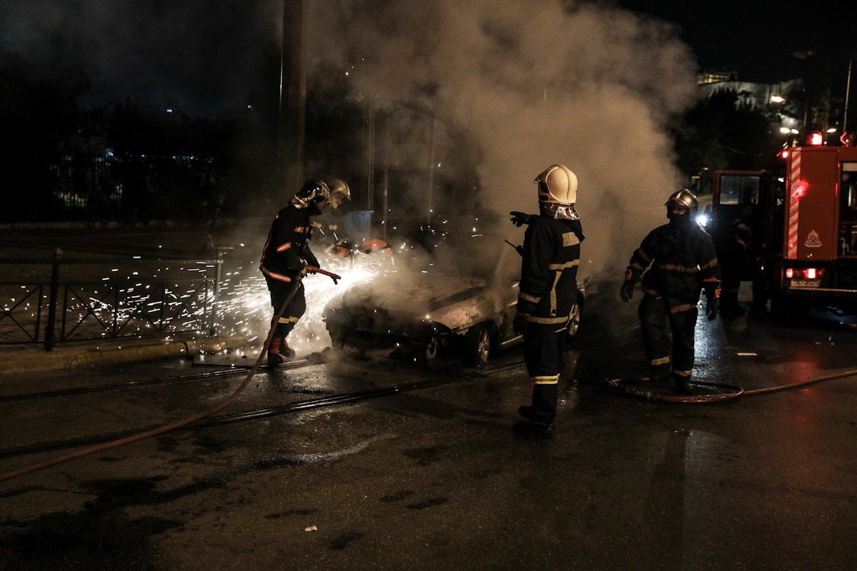Πυροσβέστες επιχειρούν σε αυτοκίνητο που έχει πιάσει φωτιά