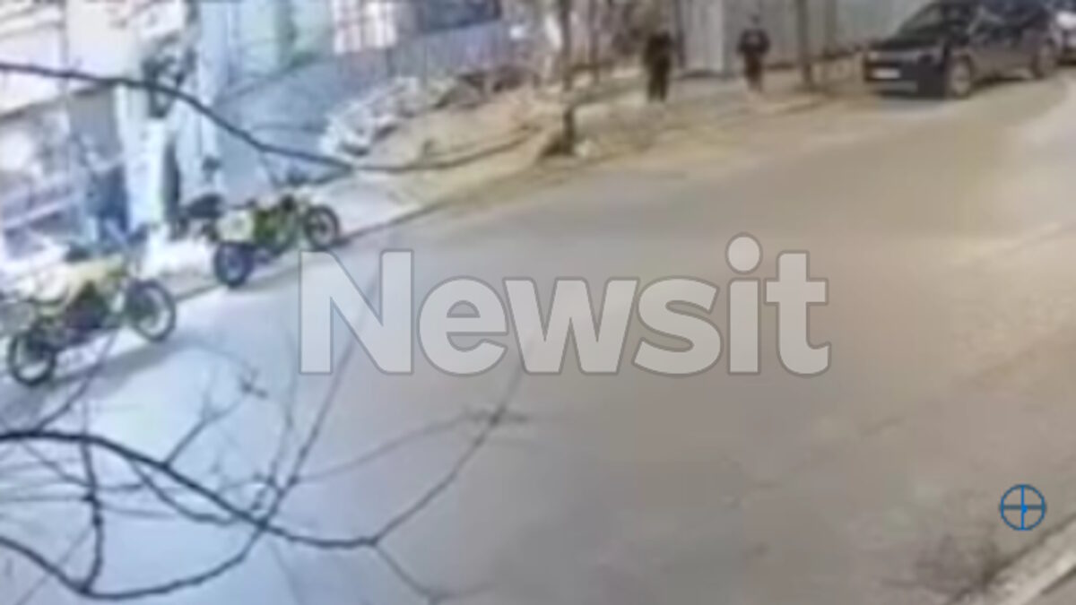 Η στιγμή που διασώστες του ΕΚΑΒ βρίσκουν αιμόφυρτο άνδρα στο Μεταξουργείο