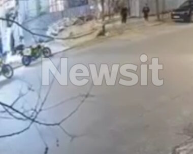 Η στιγμή που διασώστες του ΕΚΑΒ βρίσκουν αιμόφυρτο άνδρα στο Μεταξουργείο