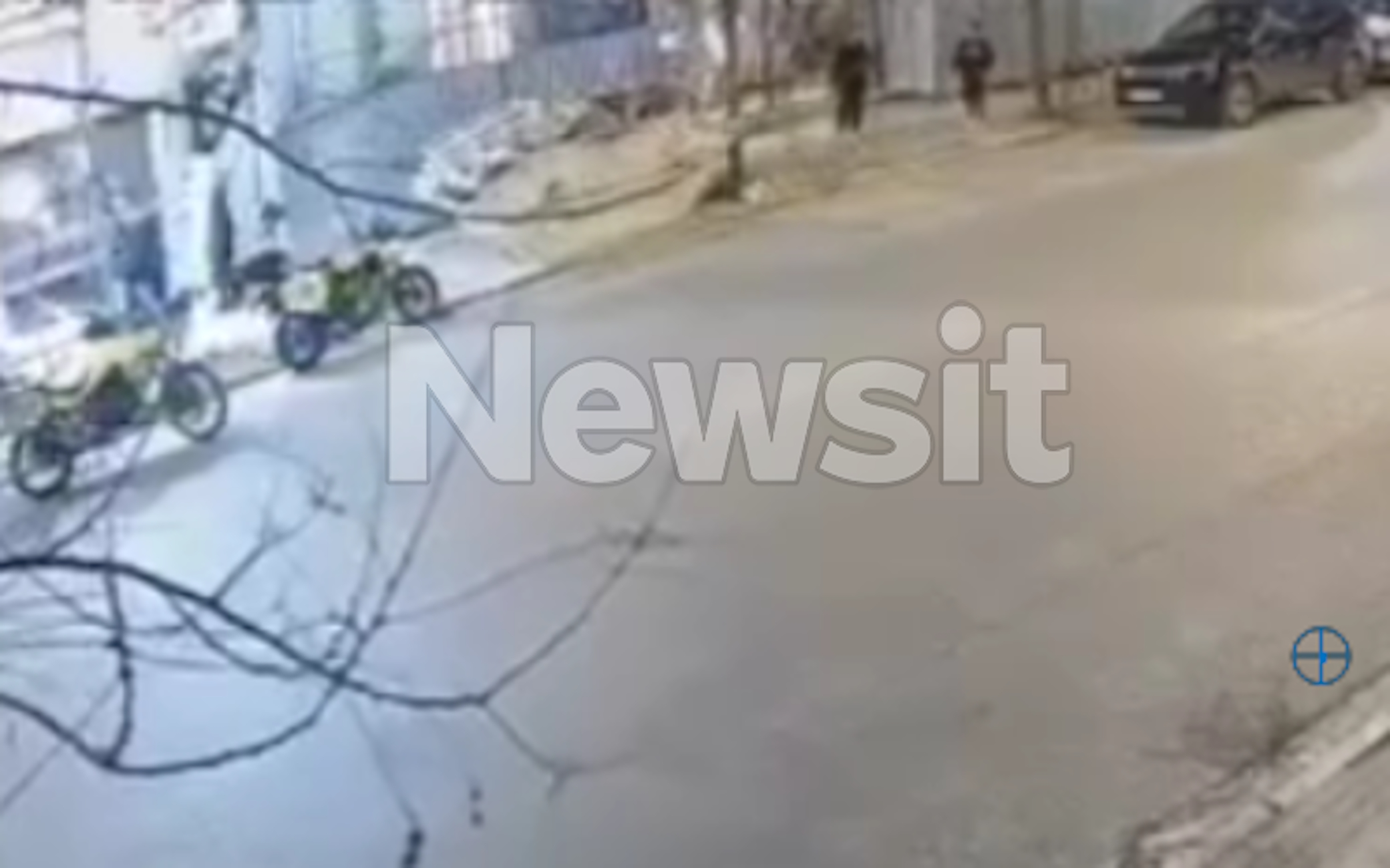 Η στιγμή που διασώστες του ΕΚΑΒ βρίσκουν αιμόφυρτο άνδρα στο Μεταξουργείο