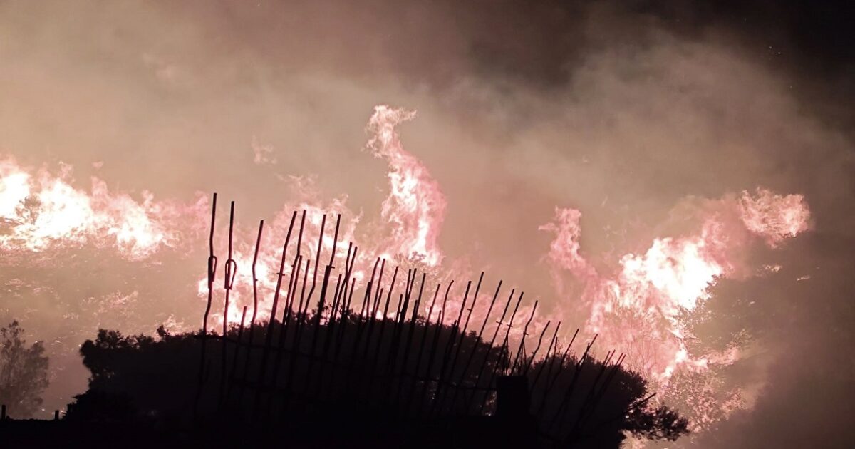 Fire in Keratea, strong winds blow in the area