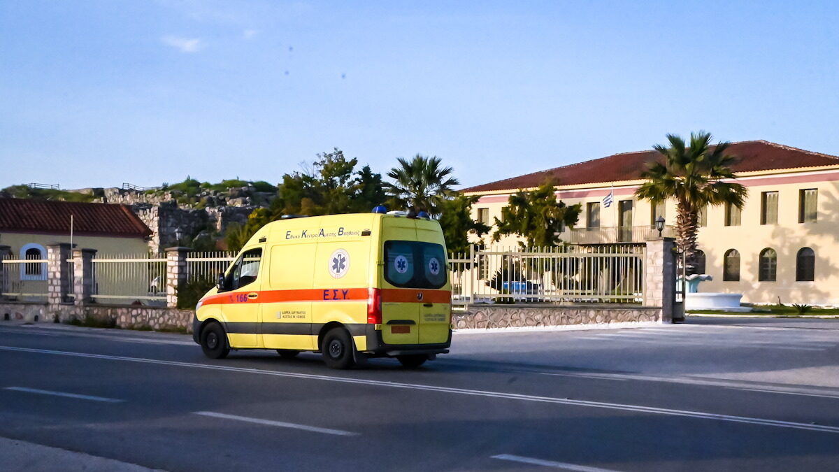 Ένα ασθενοφόρο έξω από μία φυλακή