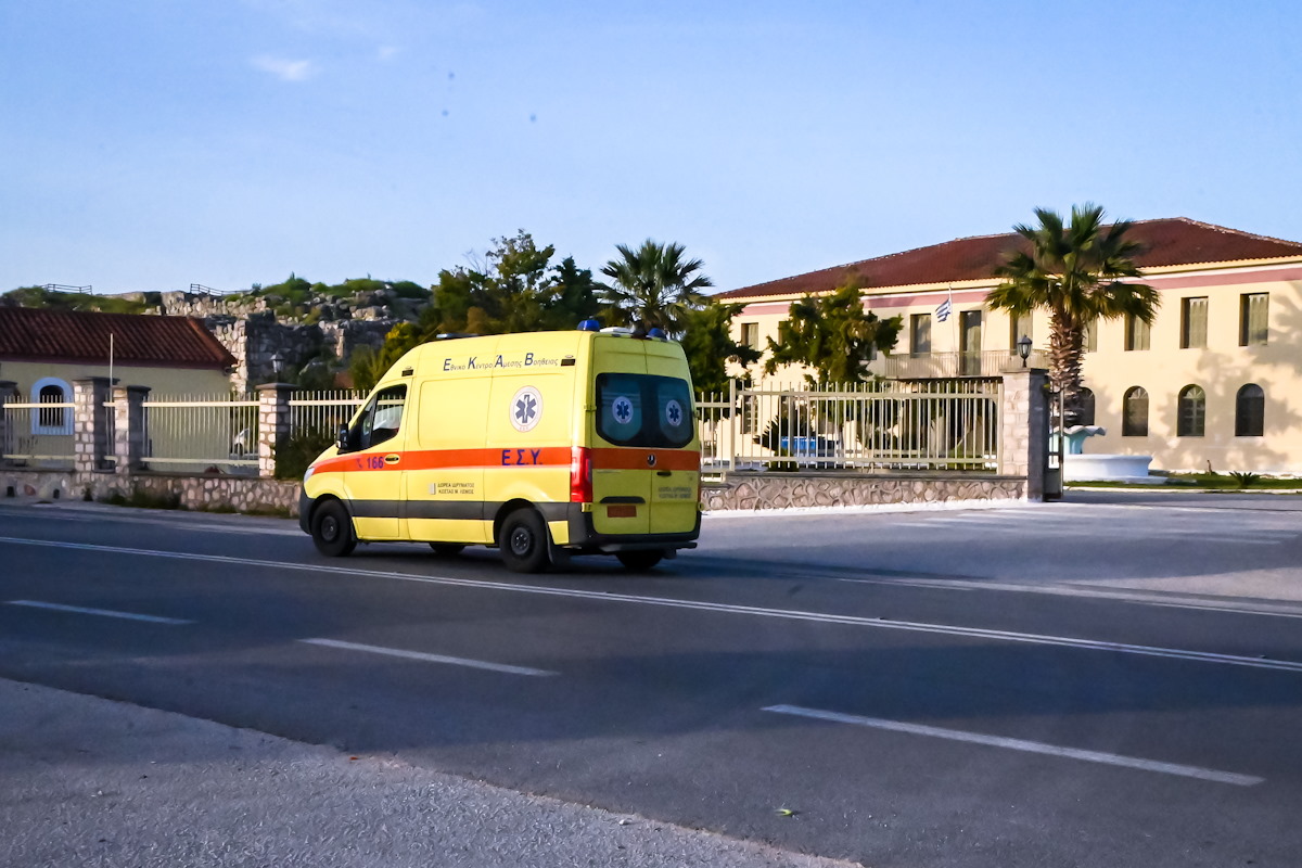 Ένα ασθενοφόρο έξω από μία φυλακή
