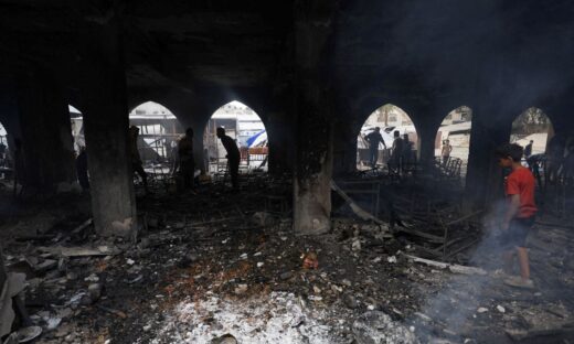 Παλαιστίνιοι σε κατεστραμμένο σχολείο στη Γάζα μετά από ισραηλινή επίθεση