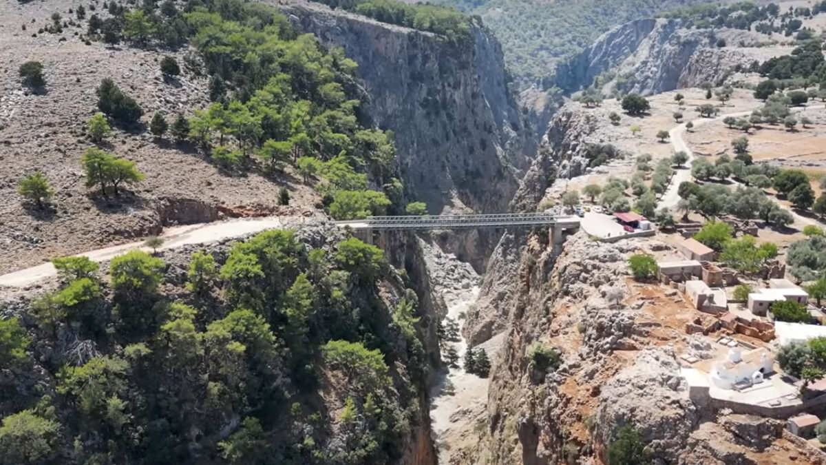 Γέφυρα Αράδαινας: Η υψηλότερη γέφυρα στην Ελλάδα με την θέα που κόβει την ανάσα