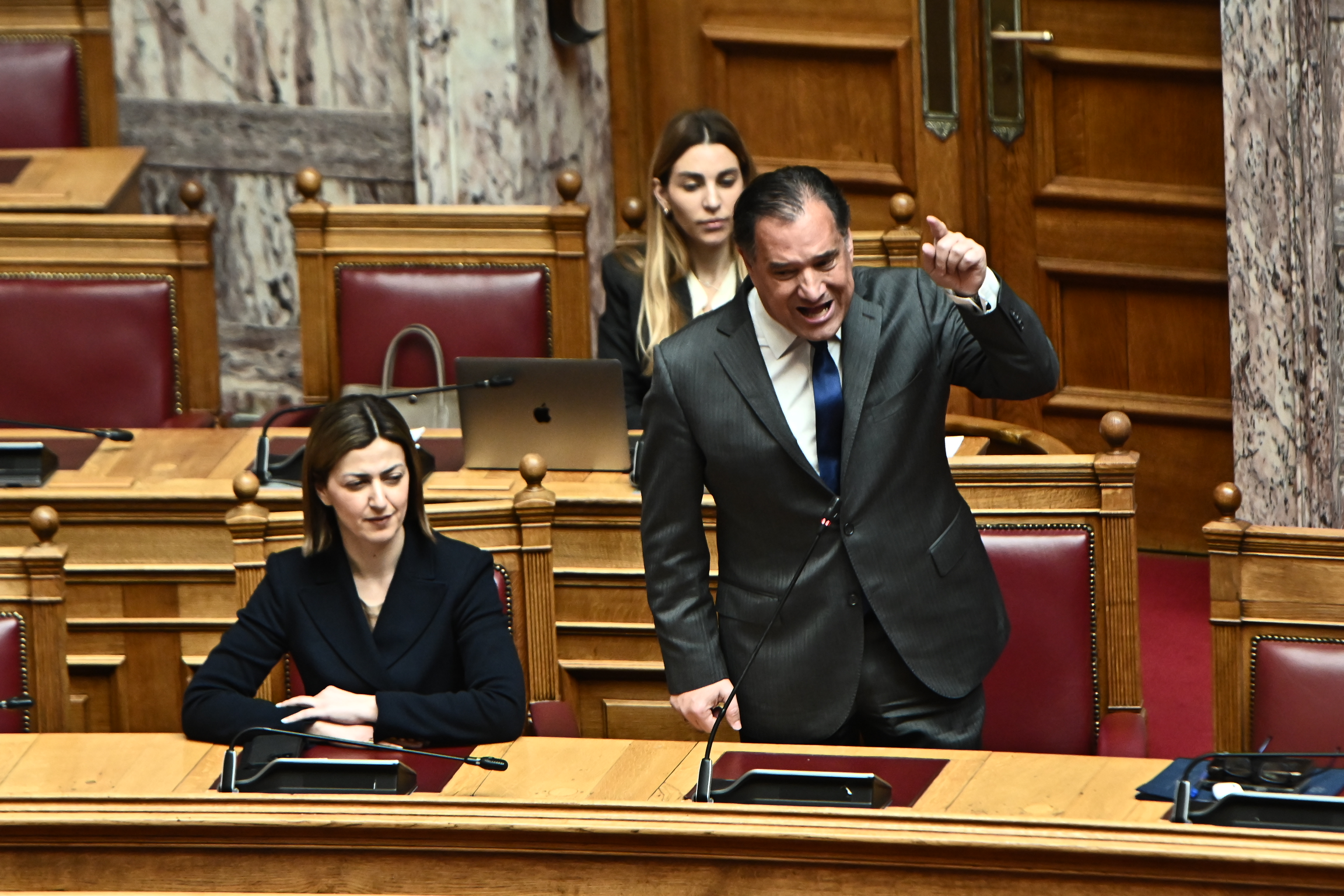 Ενταση στη Βουλή
