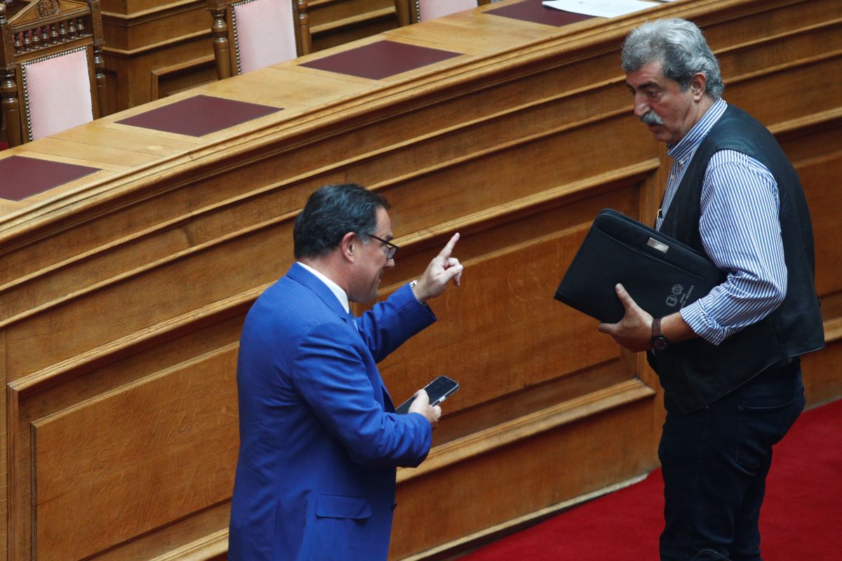 Ο Άδωνις Γεωργιάδης με τον Παύλο Πολάκη στη Βουλή