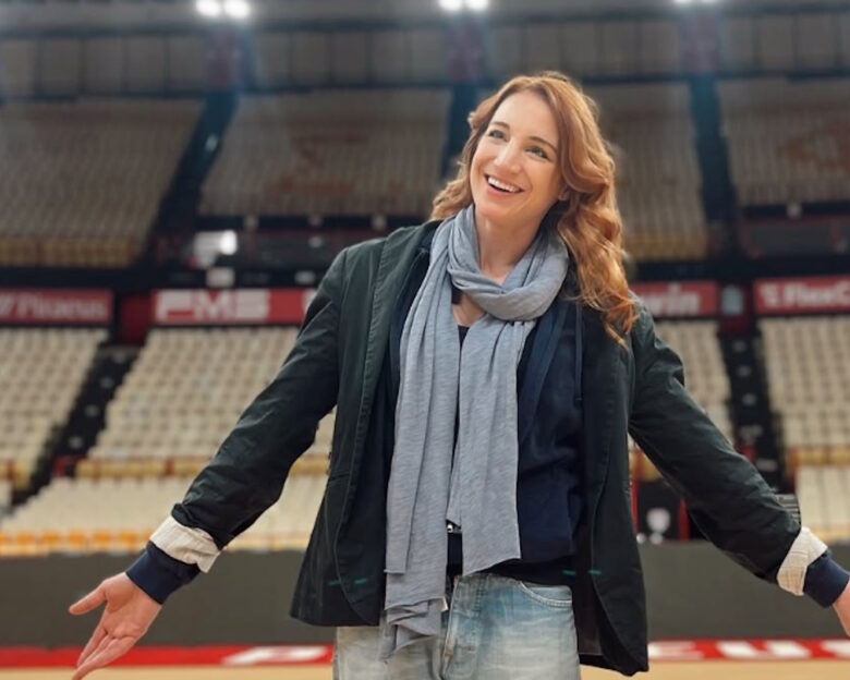 Η Στεφανία Γουλιώτη με άψογο στυλ βάζει καλάθι μέσα στο ΣΕΦ