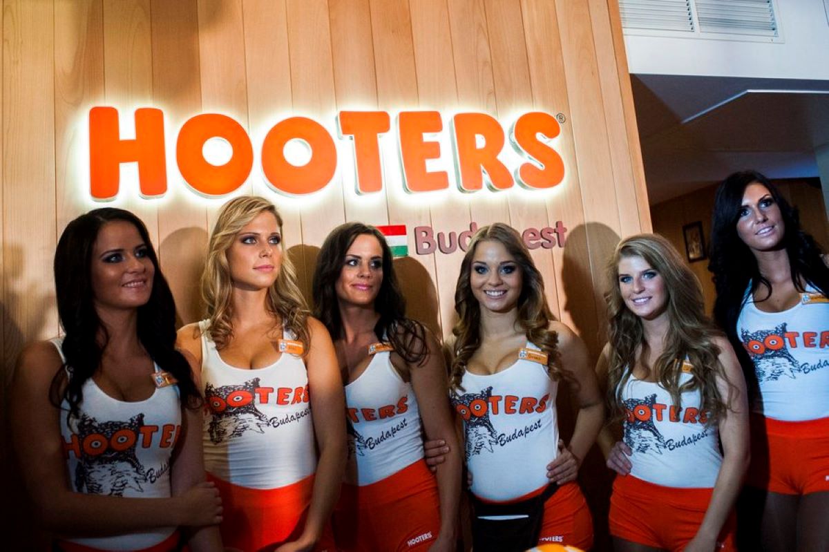 Το πρώτο εστιατόριο Hooters στην Ουγγαρία