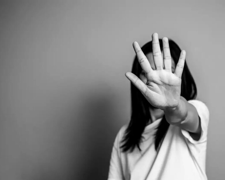 Ηράκλειο: Ελεύθερη υπό όρους η 17χρονη που κατηγορείται ότι προσπάθησε να πνίξει την 20χρονη σύντροφό της