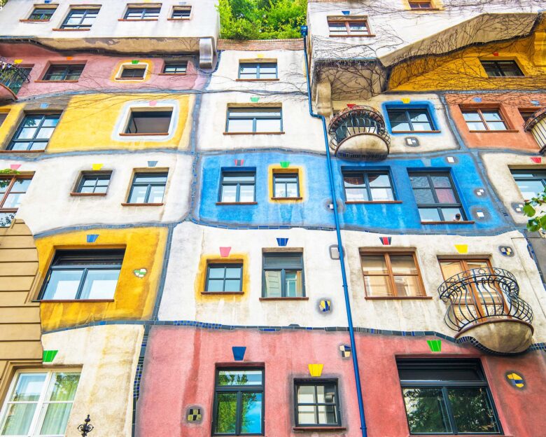Βιέννη: Hundertwasserhaus, η πολύχρωμη οικολογική πολυκατοικία που καθηλώνει