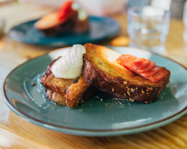 Αυγόφετες με τσουρέκι και κρέμα γιαουρτιού