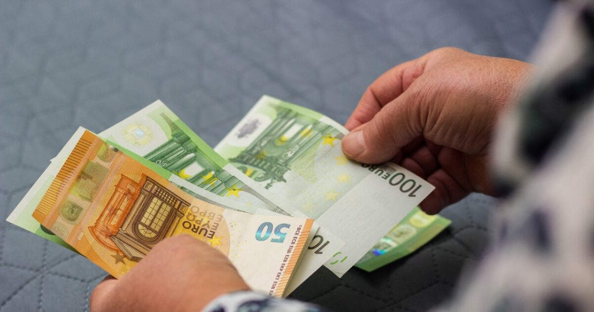 Which retirees and beneficiaries will receive the reinforcement of 250 euros each November