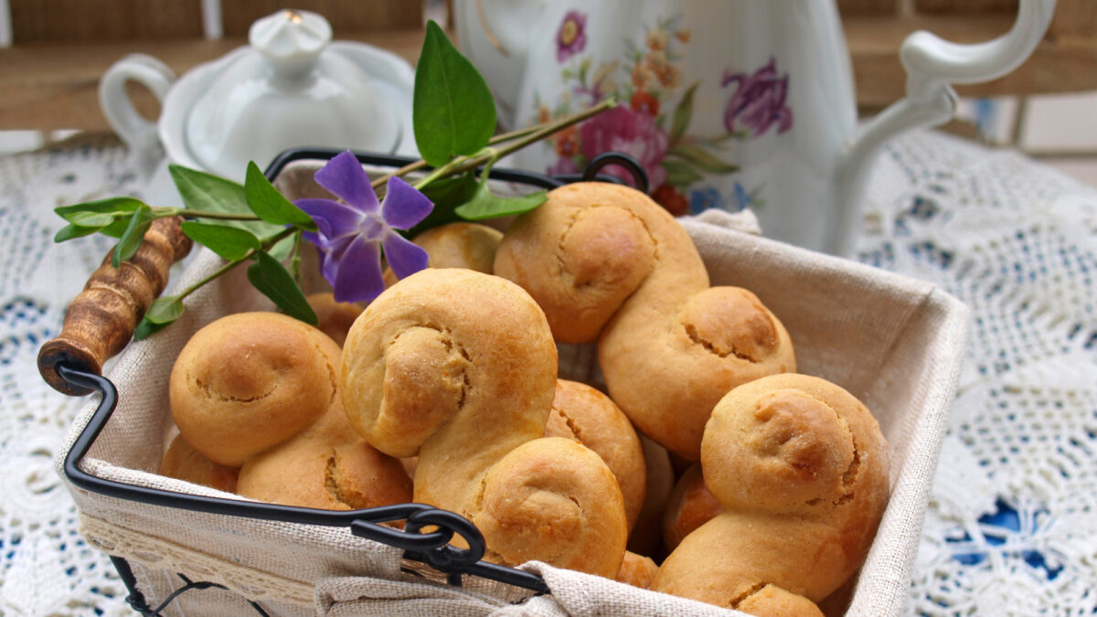 Homemade Greek Easter cookies, Greek koulourakia
