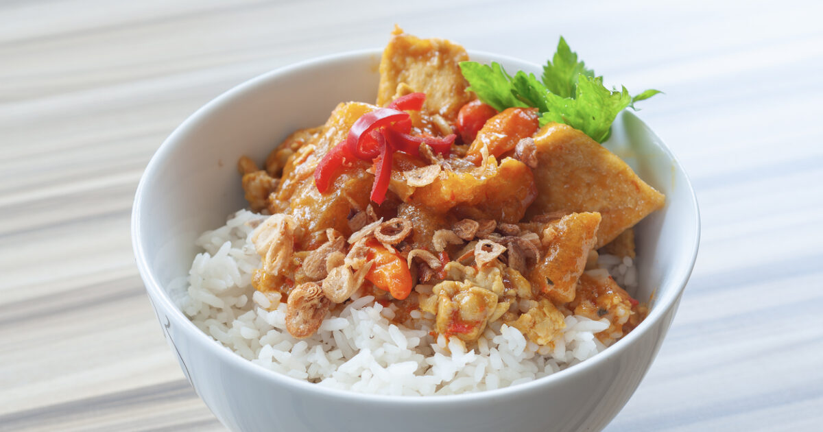 Rice bowl με πικάντικο τόνο και φρέσκα λαχανικά