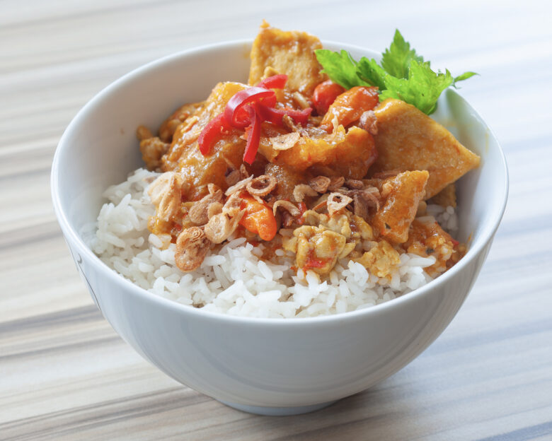 Rice bowl με πικάντικο τόνο και φρέσκα λαχανικά