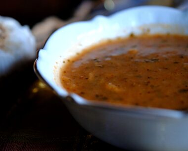 Κοκκινιστή σούπα τραχανά με μανιτάρια