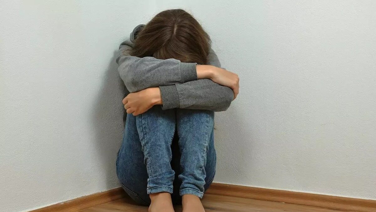 Ένα κορίτσι κάθεται στο πάτωμα