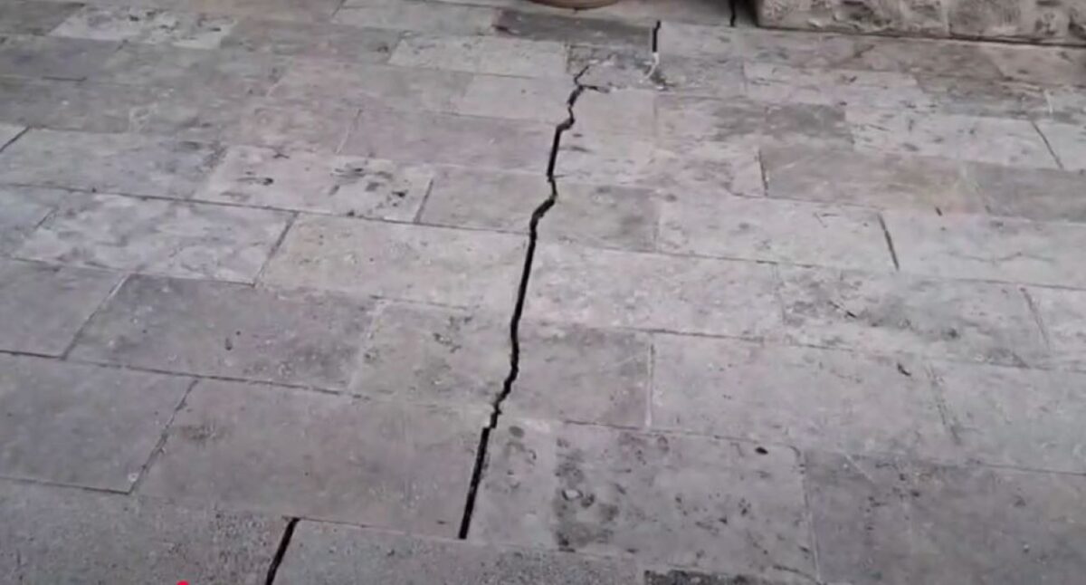 Μεγάλη ρωγμή σε αυλή σπιτιού στις Βούτες Ηρακλείου