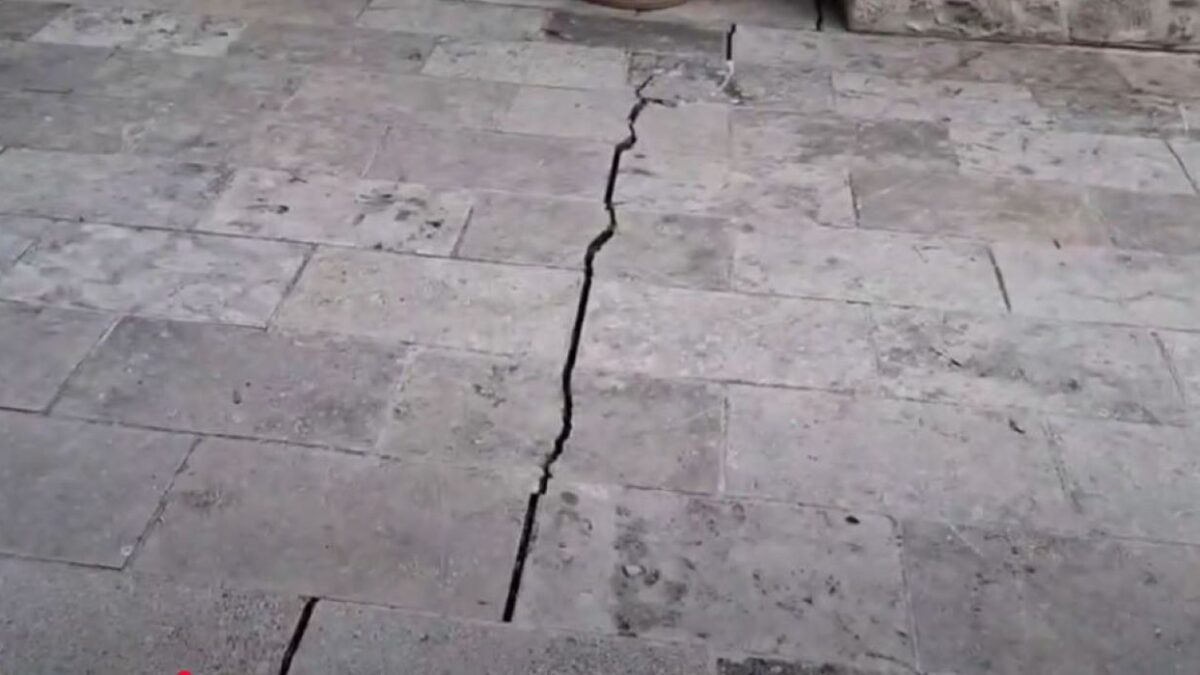 Μεγάλη ρωγμή σε αυλή σπιτιού στις Βούτες Ηρακλείου