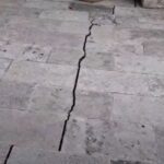 Μεγάλη ρωγμή σε αυλή σπιτιού στις Βούτες Ηρακλείου
