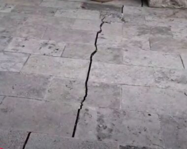 Μεγάλη ρωγμή σε αυλή σπιτιού στις Βούτες Ηρακλείου