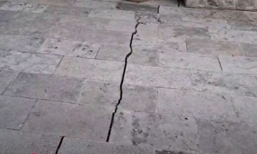 Μεγάλη ρωγμή σε αυλή σπιτιού στις Βούτες Ηρακλείου