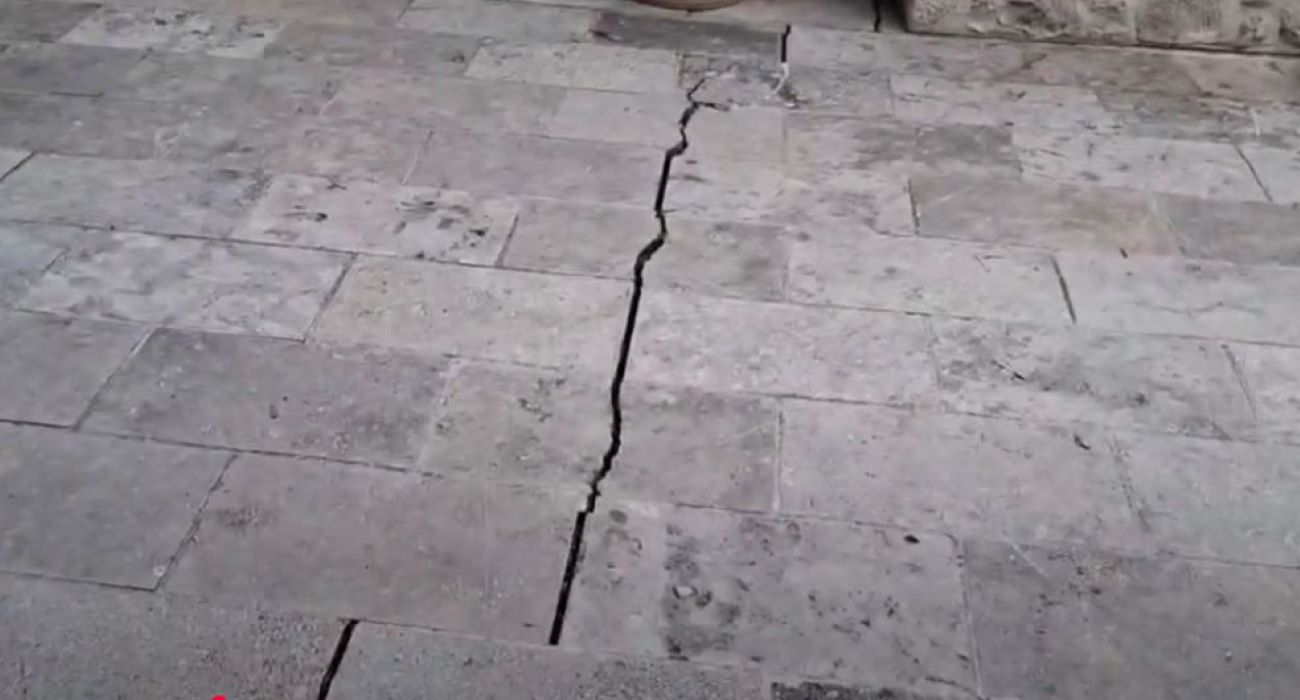 Μεγάλη ρωγμή σε αυλή σπιτιού στις Βούτες Ηρακλείου