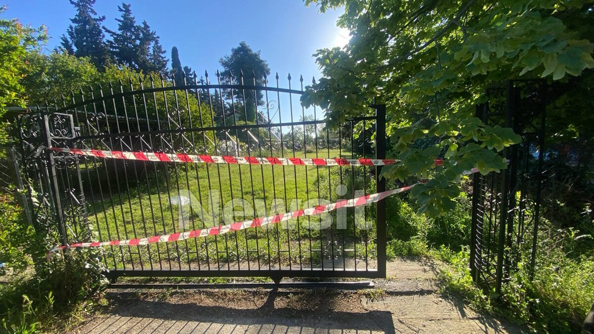 Η καγκελόπορτα που καταπλάκωσε την 72χρονη