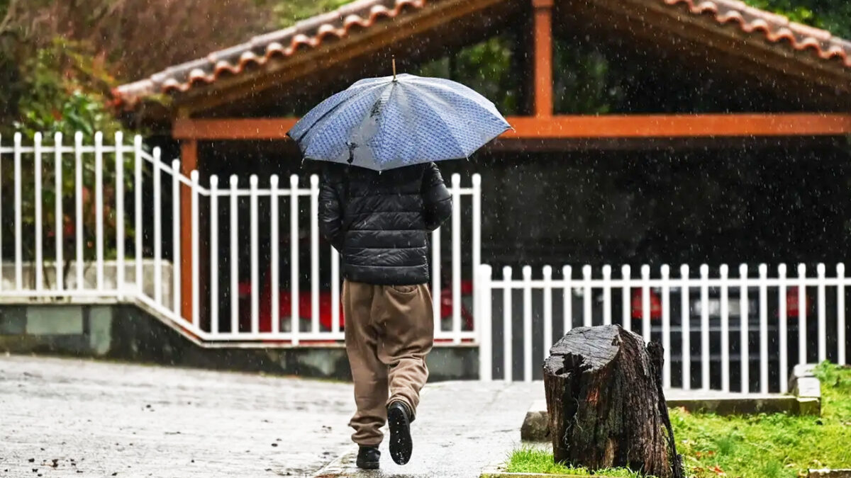 Καιρός: Βροχές, καταιγίδες και χαλάζι μέχρι την Κυριακή – Πτώση της θερμοκρασίας από τη Δευτέρα