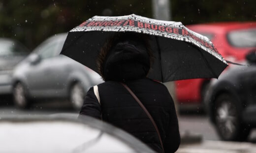 Μία γυναίκα κρατάει μία ομπρέλα