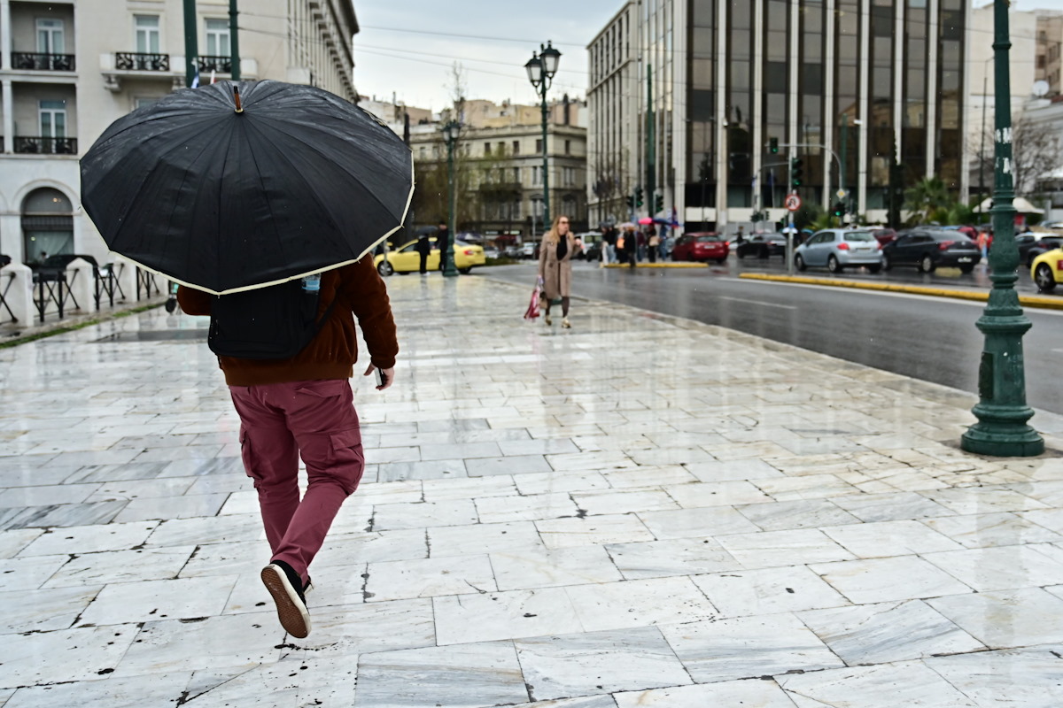 Βροχή στο κέντρο της Αθήνας