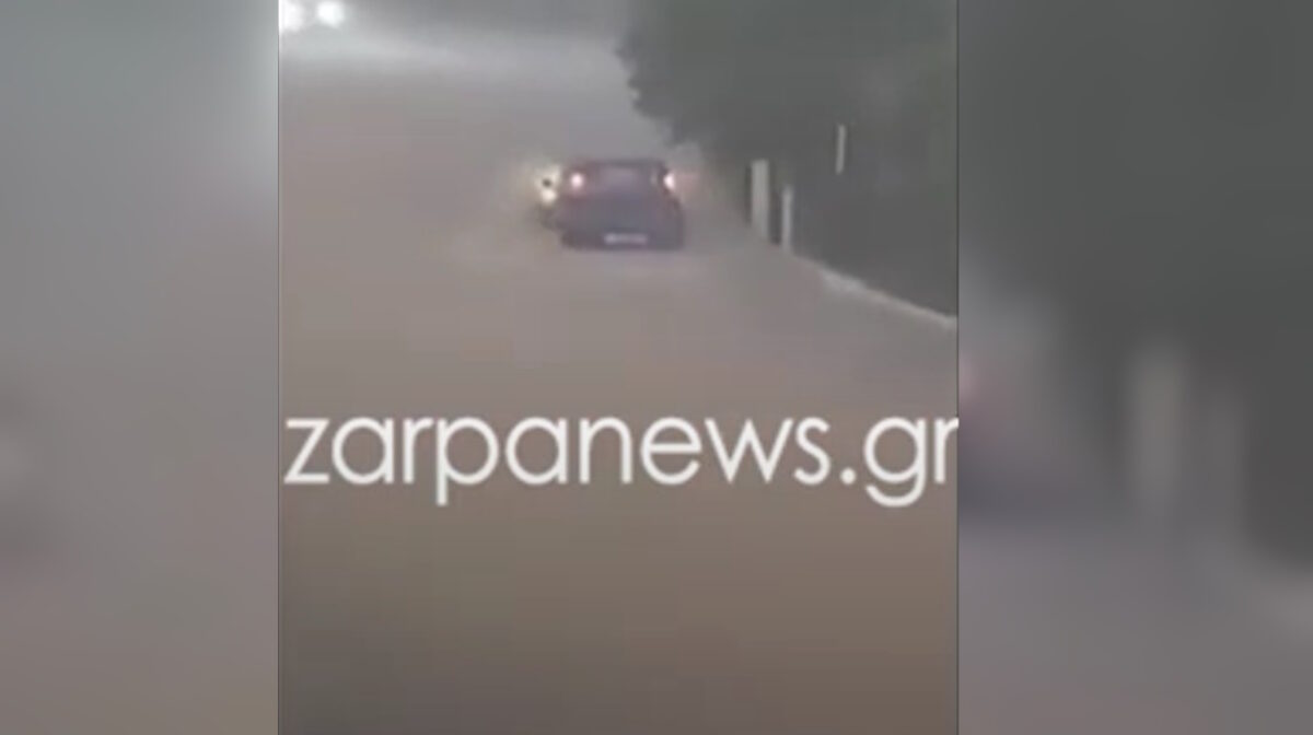 Αυτοκίνητο σε πλημμυρισμένο δρόμο στα Χανιά