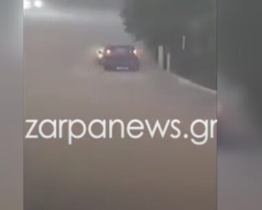 Αυτοκίνητο σε πλημμυρισμένο δρόμο στα Χανιά