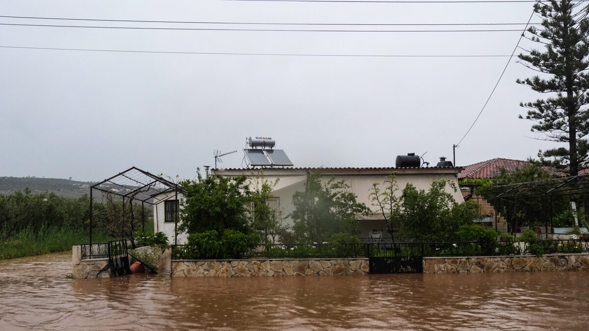 Πλημμύρες από την καταρρακτώδη βροχή στα Χανιά