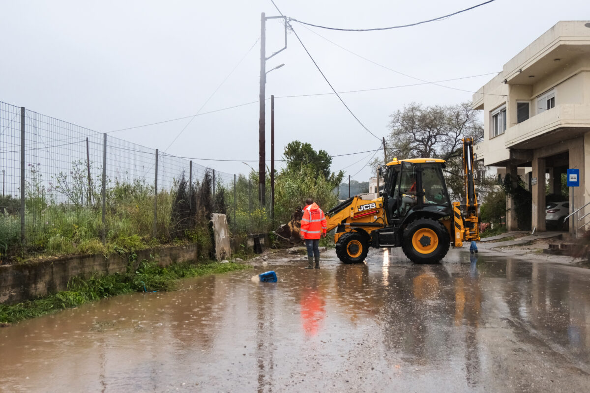 Πλημμύρες από την καταρρακτώδη βροχή στα Χανιά