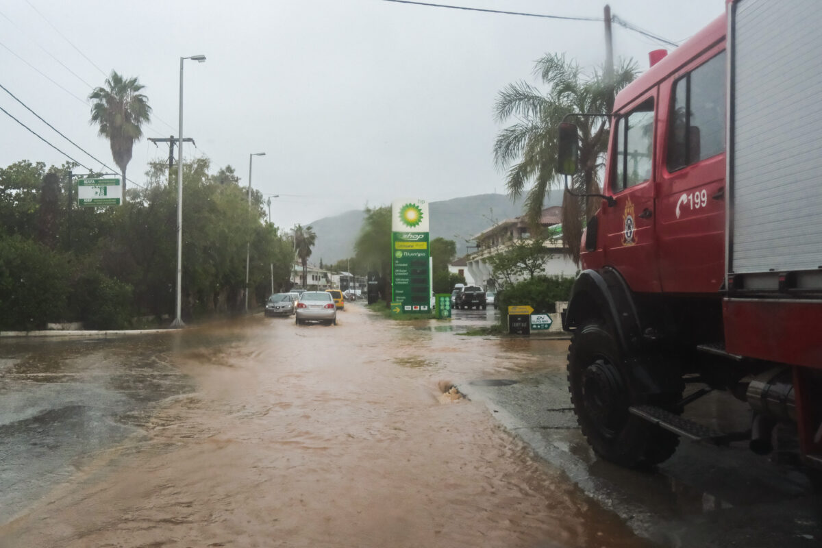 Πλημμύρες από την καταρρακτώδη βροχή στα Χανιά