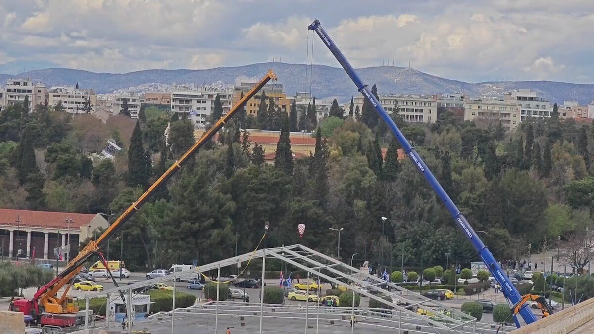 Γερανοί μπροστά από το Καλλιμάρμαρο