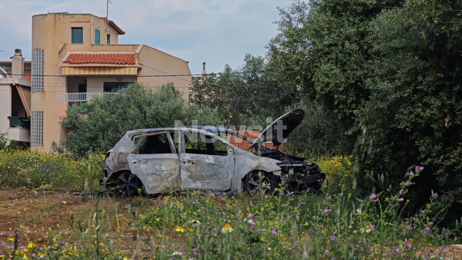 Το αυτοκίνητο με το οποίο διέφυγαν οι δράστες και στη συνέχεια έκαψαν σε κοντινή περιοχή