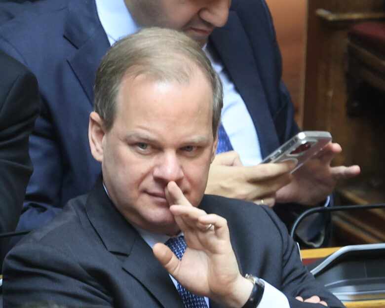 Παραπομπή Καραμανλή στον φυσικό δικαστή, με τη συναίνεση του ή όχι, «δείχνει» η κυβέρνηση – Τα κόμματα που καταθέτουν προτάσεις για Προανακριτική