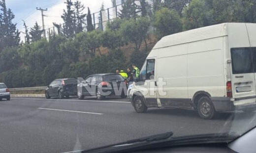 Μποτιλιάρισμα στην Αττική Οδό στο ρεύμα προς Ελευσίνα μετά από καραμπόλα 3 οχημάτων