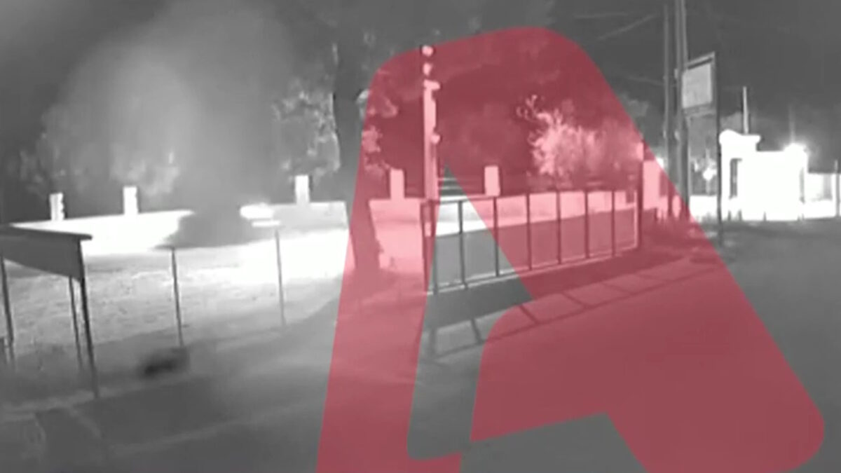 Αστυνομικοί καταδιώκουν τη μηχανή