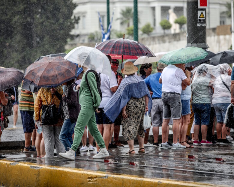 Καιρός αύριο: Καταιγίδες και βροχές σε Δωδεκάνησα και Κρήτη – Θυελλώδεις άνεμοι έως 8 μποφόρ θα ταράξουν το Αιγαίο