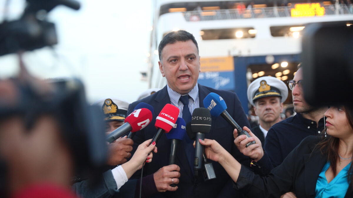 Ο Βασίλης Κικίλιας στο λιμάνι του Πειραιά