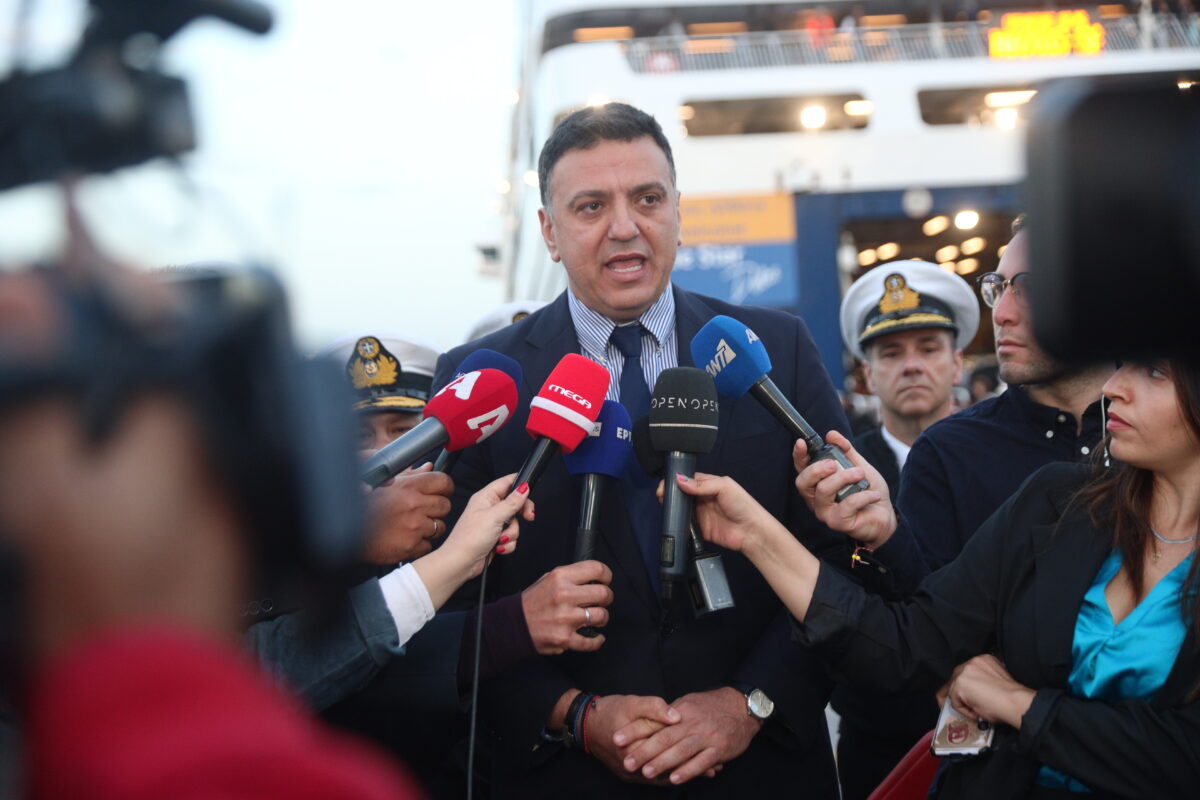 Ο Βασίλης Κικίλιας στο λιμάνι του Πειραιά