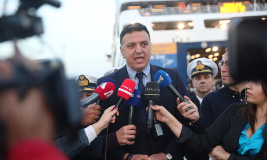 Ο Βασίλης Κικίλιας στο λιμάνι του Πειραιά