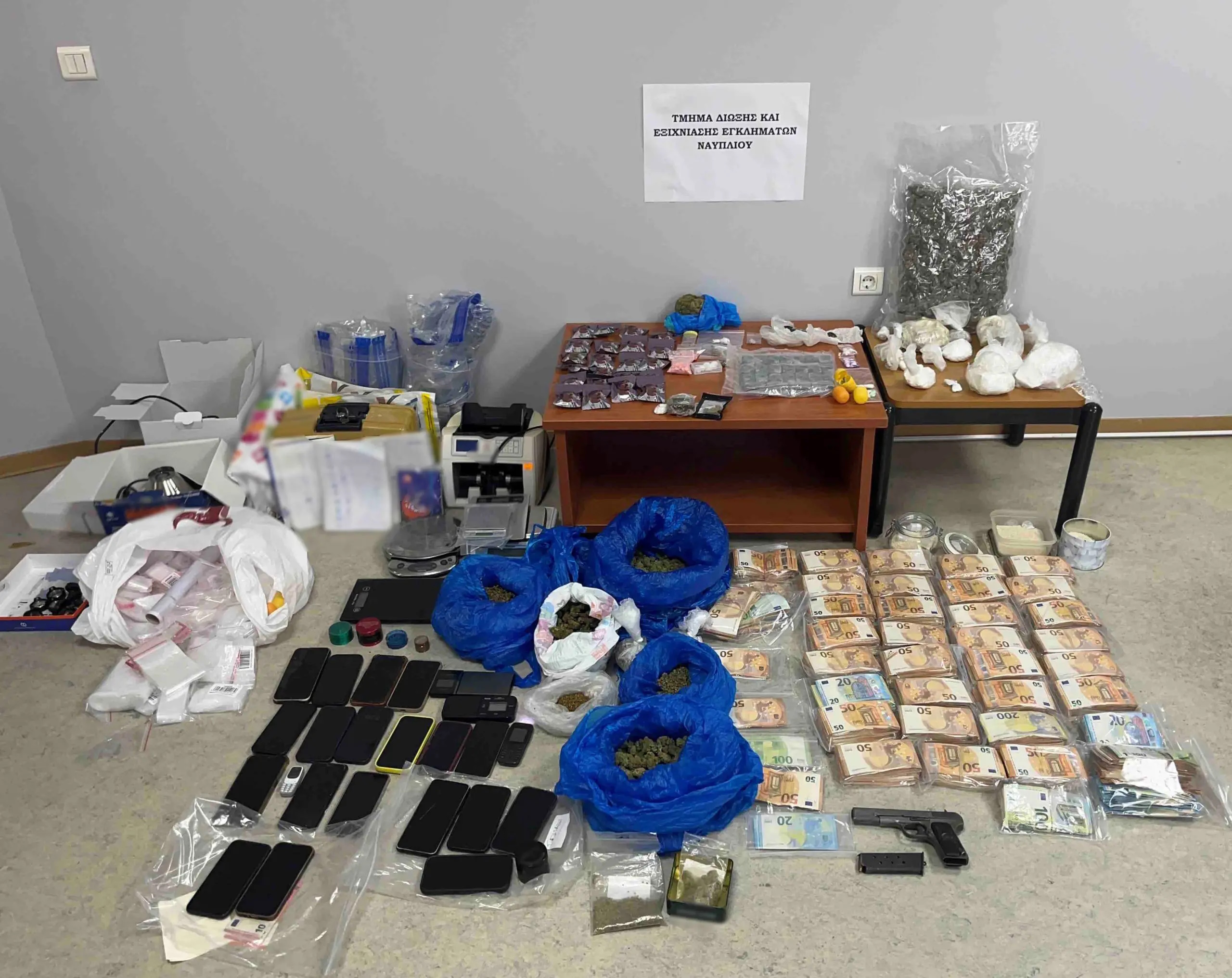 Ευρήματα της ΕΛΑΣ σε σπίτια των μελών του κυκλώματος