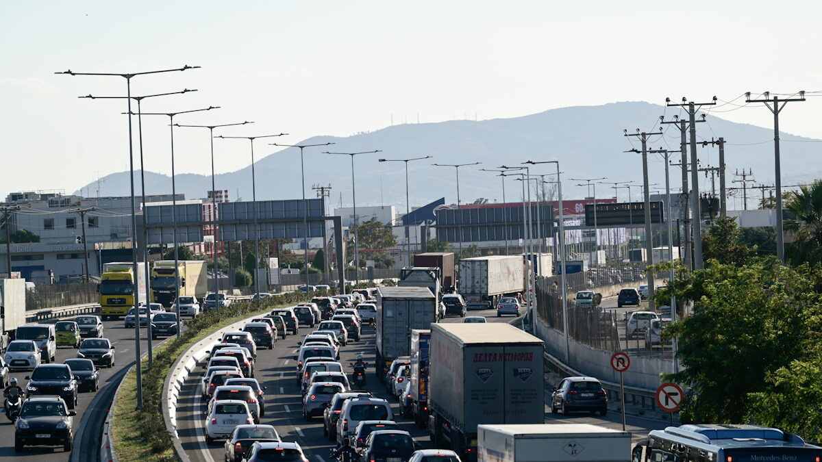 Πολλά οχήματα στον Κηφισό